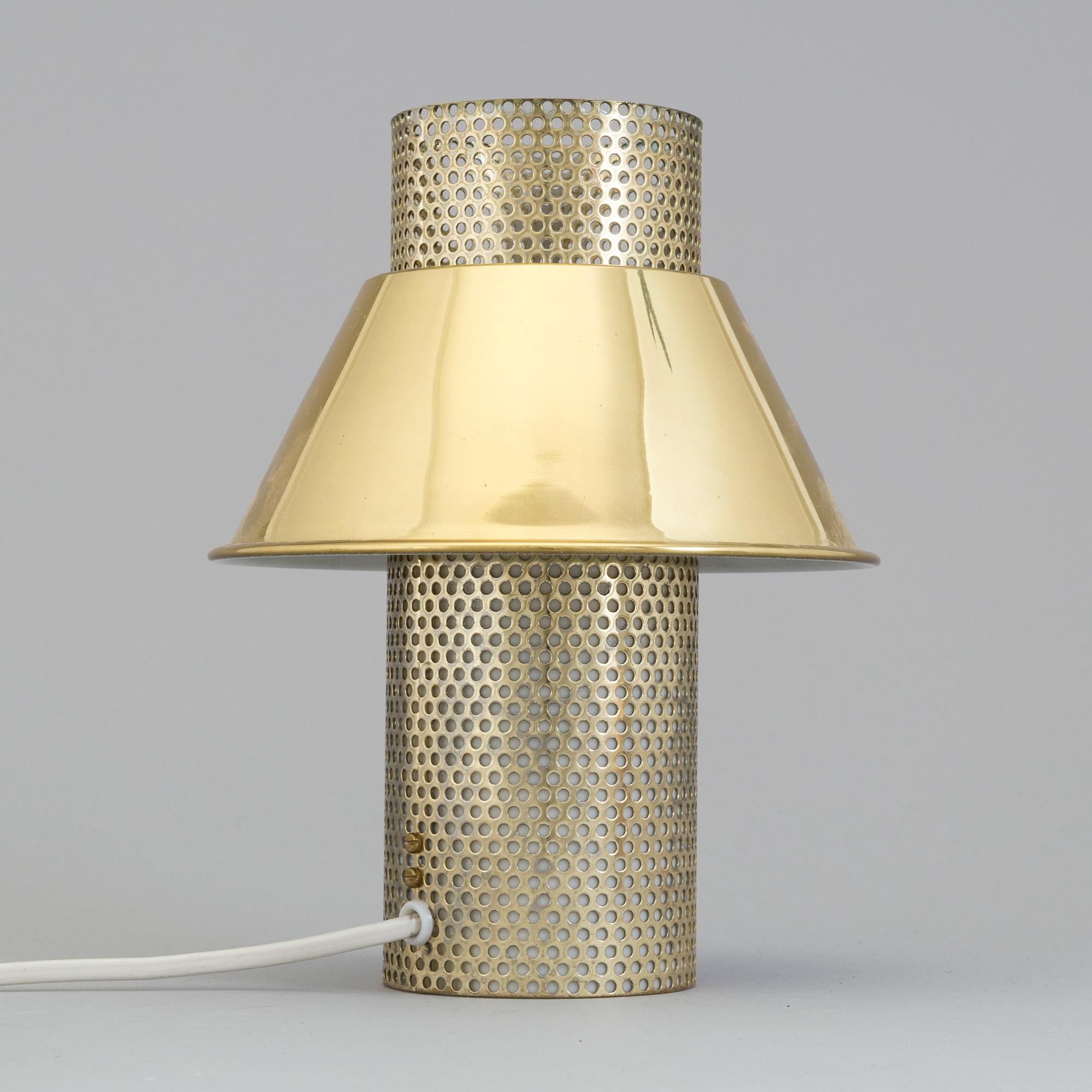 HANS-AGNE JAKOBSSON, bordslampa, mässing. Etikettmärkt. Troligen 1960 / 70-tal.