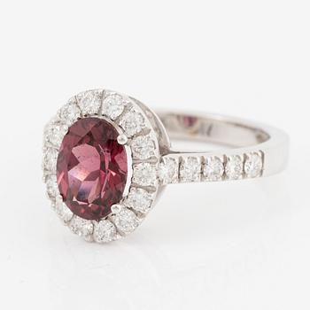 Ring, 18K white gold with pink garnet and brilliant-cut diamonds.