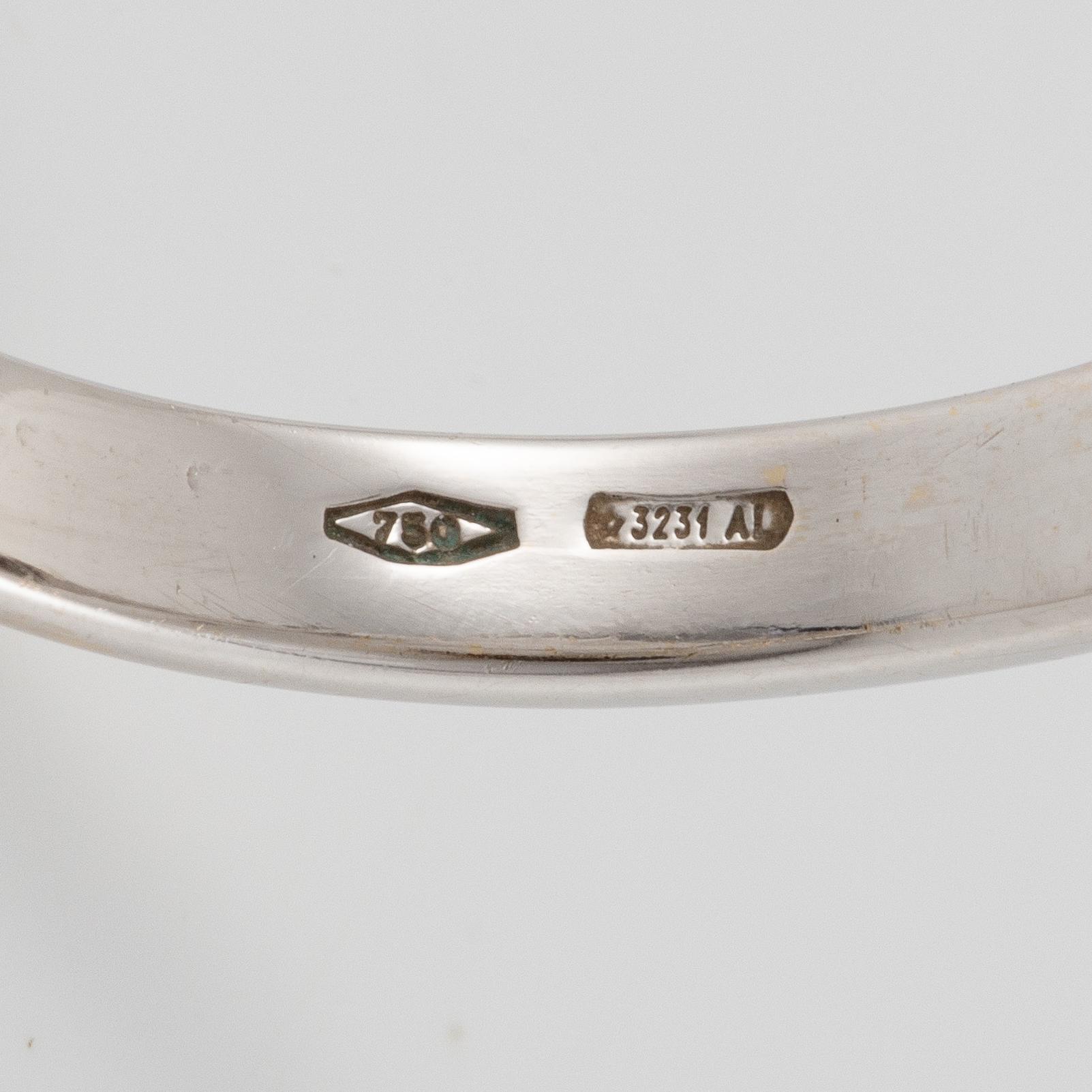 Ring 18K vitguld med briljantslipad diamant.