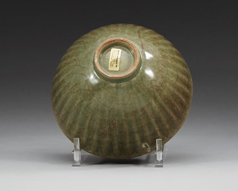 SKÅL, keramik. Yuan/Ming dynastin. Longquan.