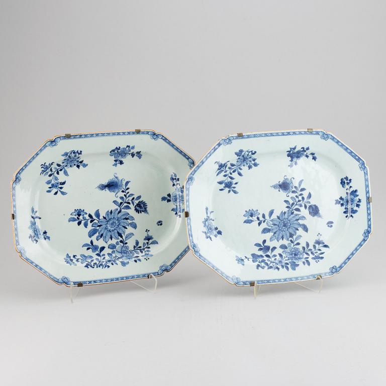 A pair of blue and white serving dishes, Qing dynasty, Qianlong (1736-95).