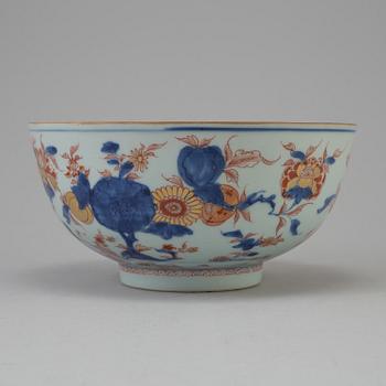 A Chinese imari porcelain bowl, Qing dynasty, early 18th century.