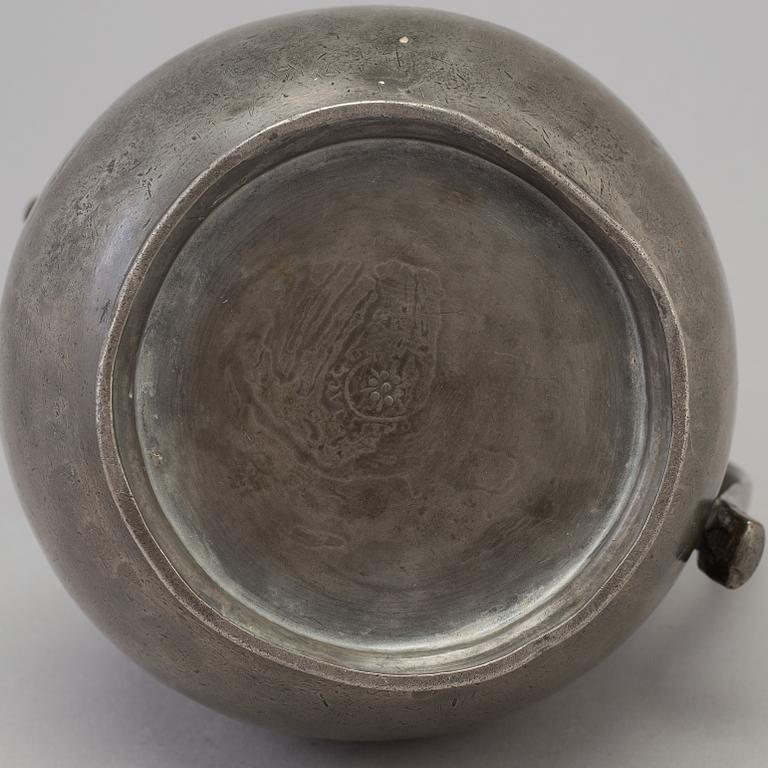 A PEWTER WINE JUG, 17th/18th century.