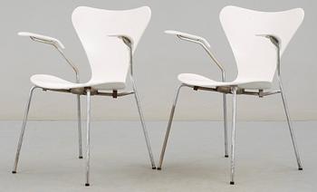 KARMSTOLAR, ett par, "Sjuan" Arne Jacobsson för Fritz Hansen, 1900-talest mitt.