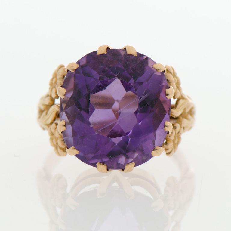A RING, facetted amethyst, 14K gold. A. Suni, Helsinki Finland 1945.