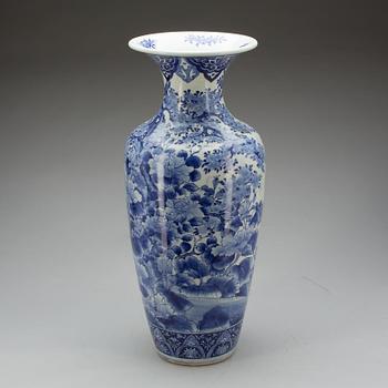 GOLVURNA, porslin, Japan, omkring 1900.