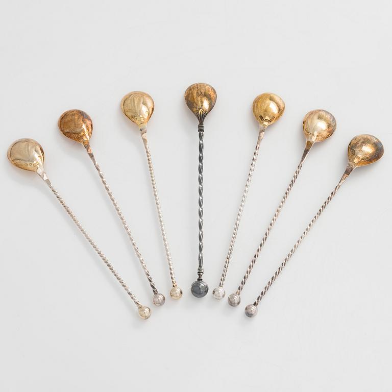 Lasinalusia, 18 kpl, cocktaillusikoita, 7 kpl, hopea, ja pullonalusia 3 kpl, alpakka, suomalaiset valmistajat, 1930-luku.