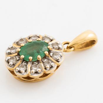 Pendant, carmosé model, 18K gold with emerald and brilliant-cut diamonds.