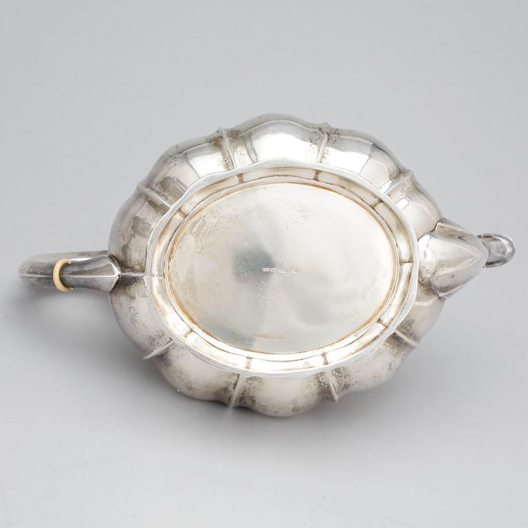 TÉKANNA samt SOCKERSKÅL, silver bl.a. 1800-tal. Vikt ca 1308g.