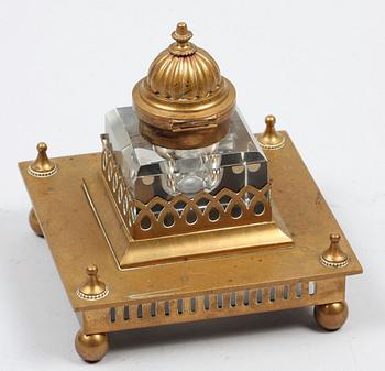 BLÄCKSTÄLL. Glas, mässing.