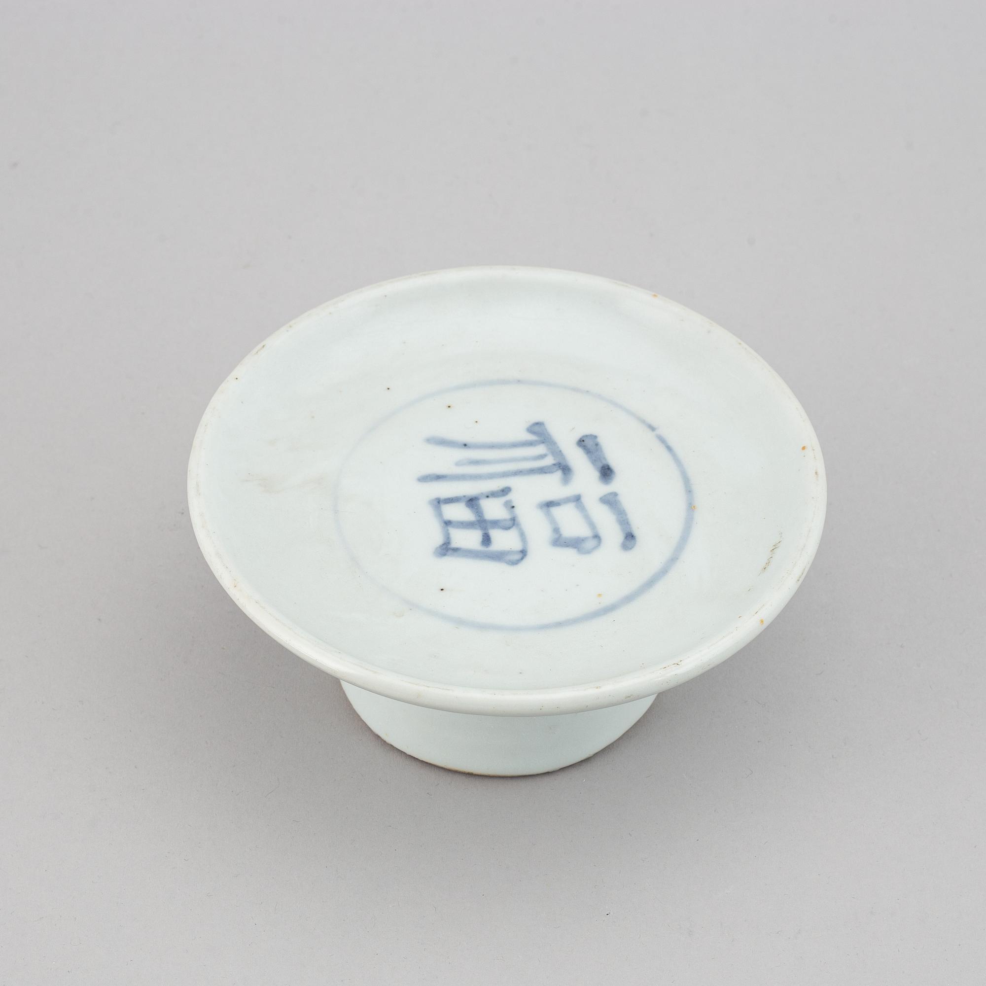 A blue and white korean tazza, 18/19th Century.