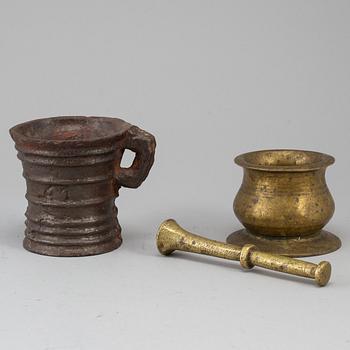 MORTLAR, 2 st, brons och järn, 1600-/1700-tal.