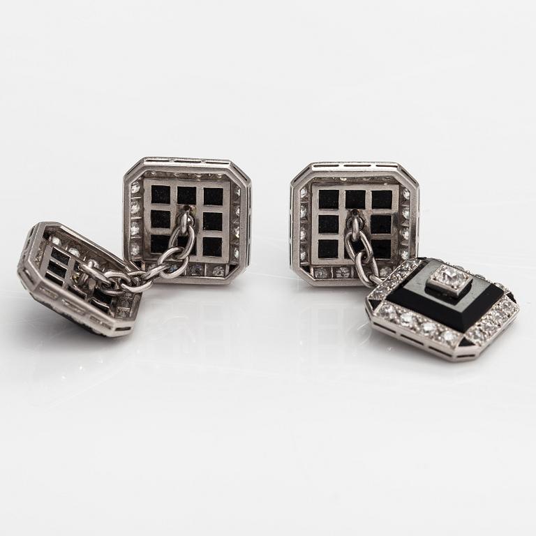 A pair of platinum cufflinks with onyx and old-cut diamonds ca. 2.32 ct in total.