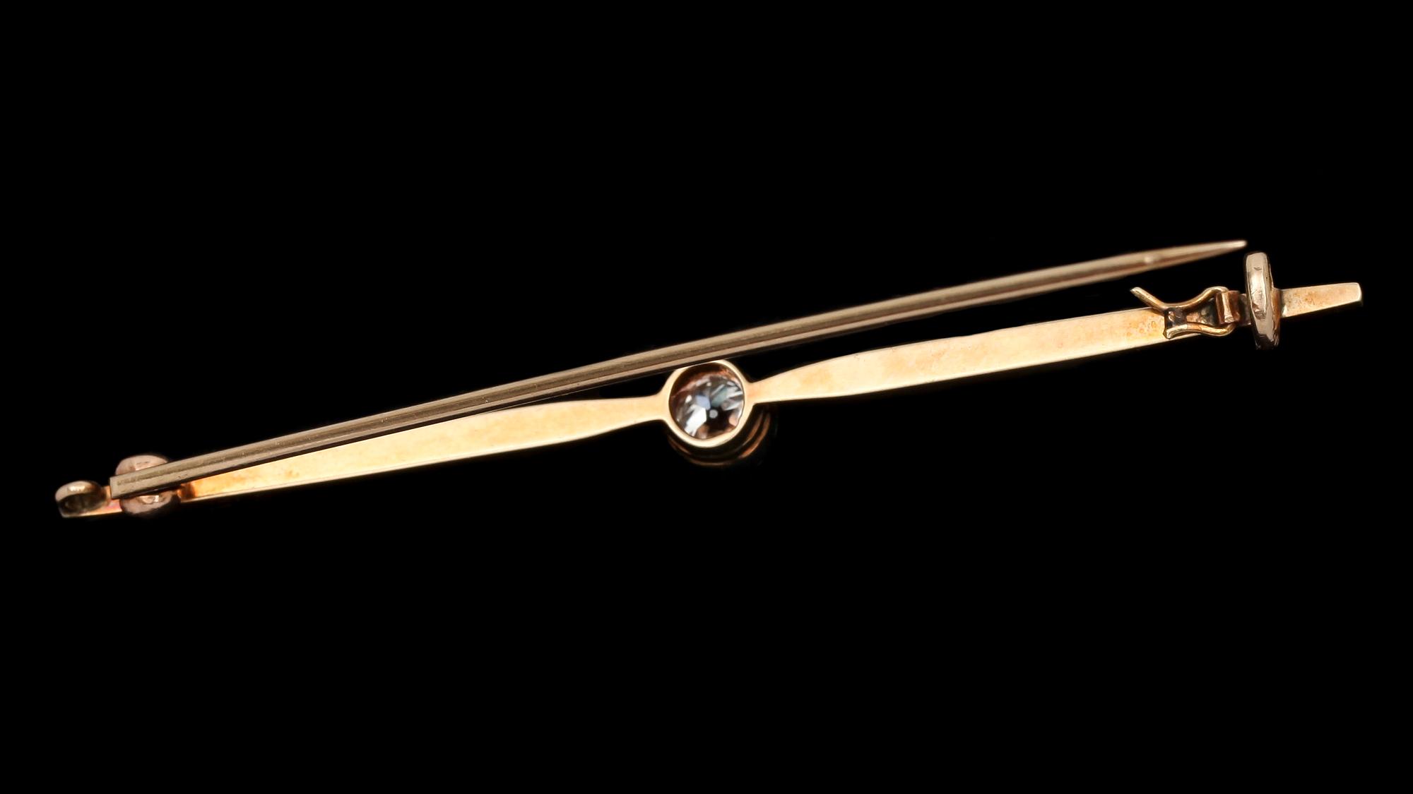 BROSCH, 14 K vit- och rödguld, med gammalslipad diamant ca 0,30 ct. Vikt 4,1 g.