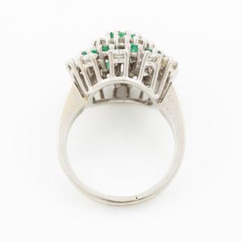 Ring 18K white gold set with brilliant-cut diamonds and emeralds.