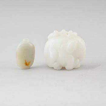 FIGUR OCH SNUSFLASKA, nefrit, 1900-/2000-tal.