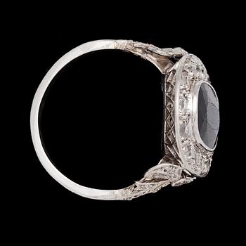 RING, mörk blå safir samt antikslipade diamanter, tot. ca 1 ct. Ca 1915.