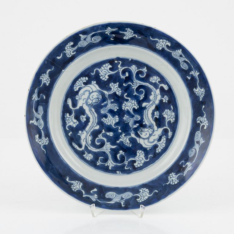 A Chinese blue and white porcelain dish, Qing dynasty, Kangxi (1662-1723).