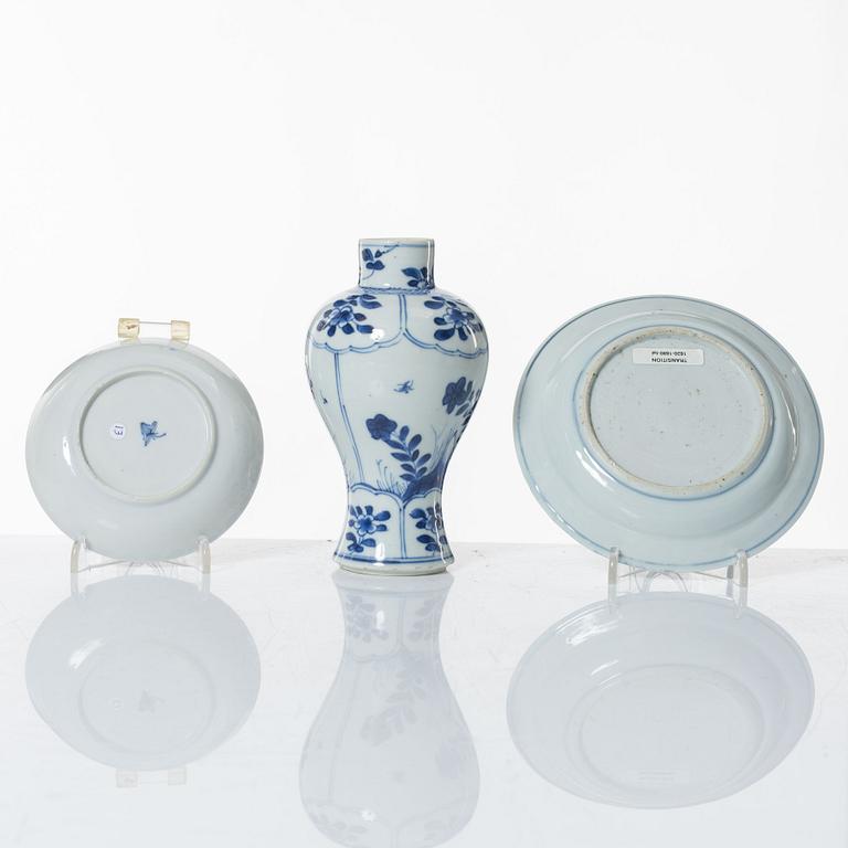 Vas och två fat, porslin, Kina, Qingdynastin, delvis Kangxi (1662-1722).