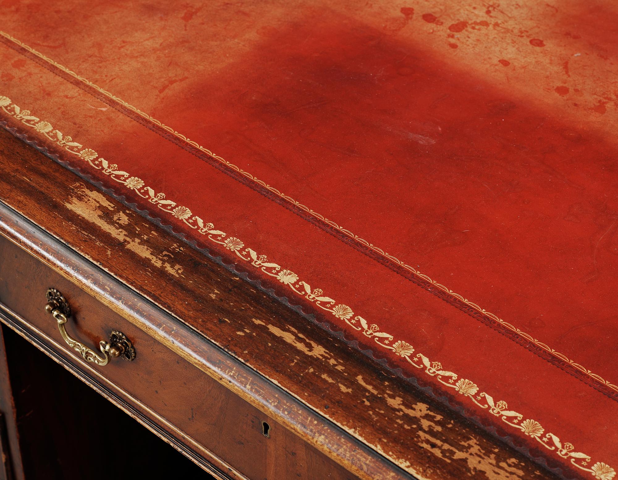 SKRIVBORD, engelsk stil, 1900-talets andra hälft.