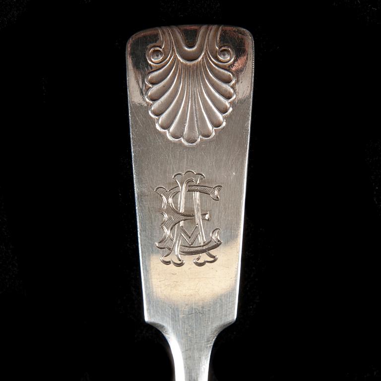 BESTICK, 6+6 "Musslan" silver, Helsingfors 1936-1950. Knivbladen stål. Sammanlagd vikt ca 748 g.