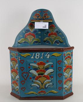 HÖRNSKÅP, allmoge, 1800-tal.