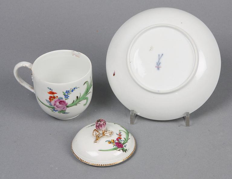 CHOKLADKOPP MED LOCK OCH FAT, porslin, Meissen, 1700-tal.