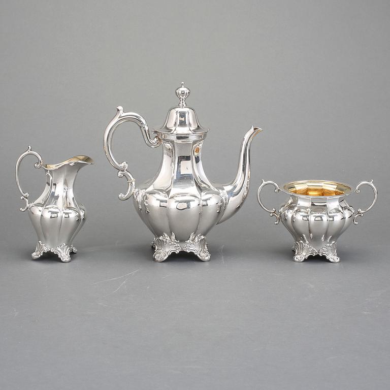 KAFFESERVIS, 3 delar, silver, C G Hallberg, Stockholm, 1946. Total vikt ca 1068 gram.