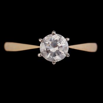 RING, 14 k tvåfärgat guld, briljantslipad diamant ca 0.72 ct. Vikt ca 2,4 g.