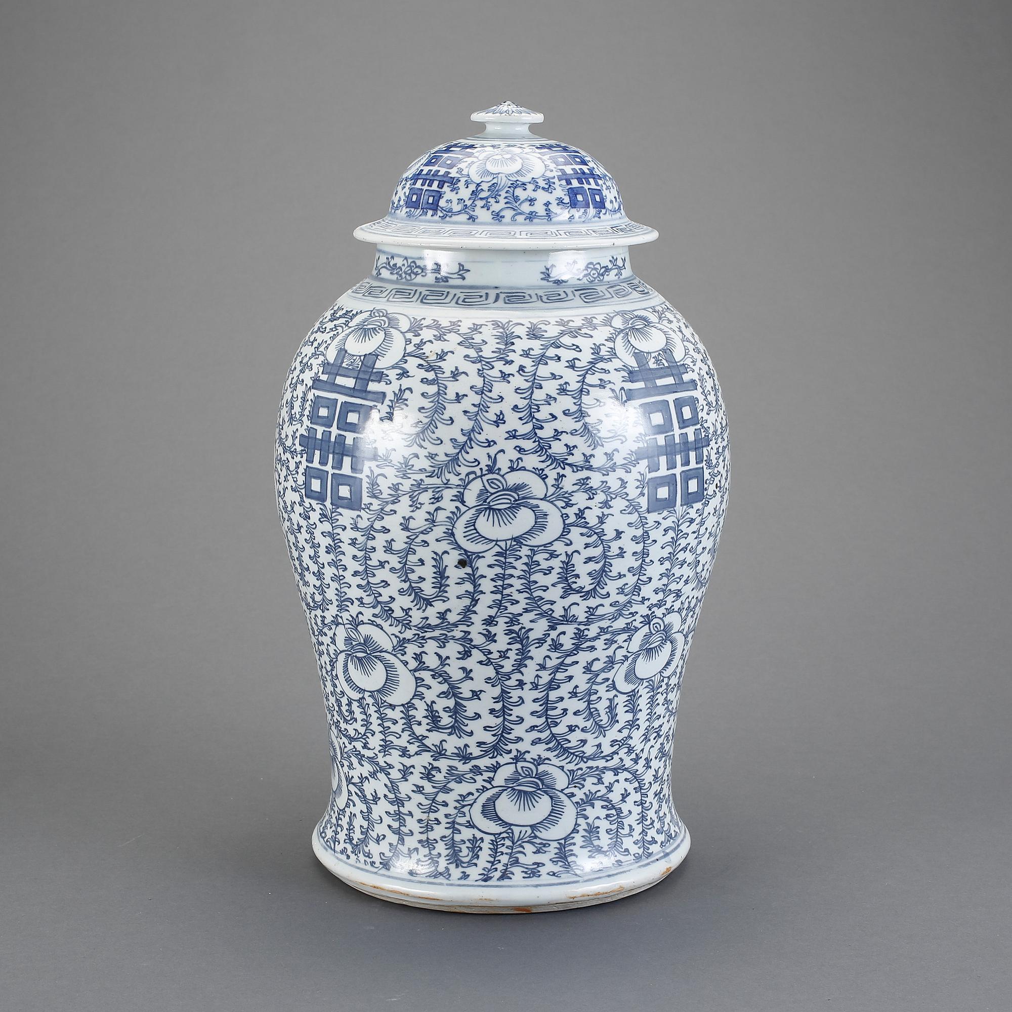 URNA MED LOCK, porslin, Kina, omkring 1900.