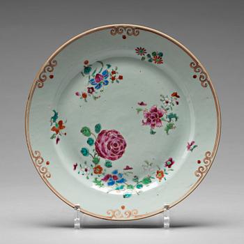 822. A set of 24 famille rose dinner plates, Qing dynasty, Qianlong (1736-95).