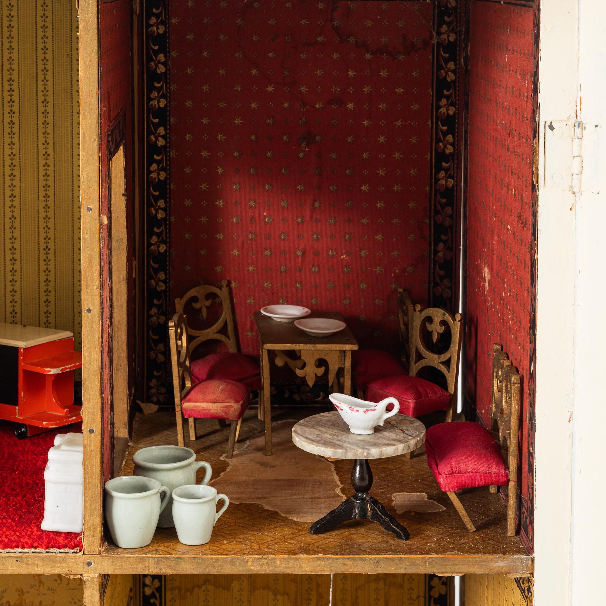 Dockskåp med dockskåpsmöbler samt tillbehör, bl a Berit Bergström, Nolbyn, Värmländskt Hantverk, 1940-/50-tal.