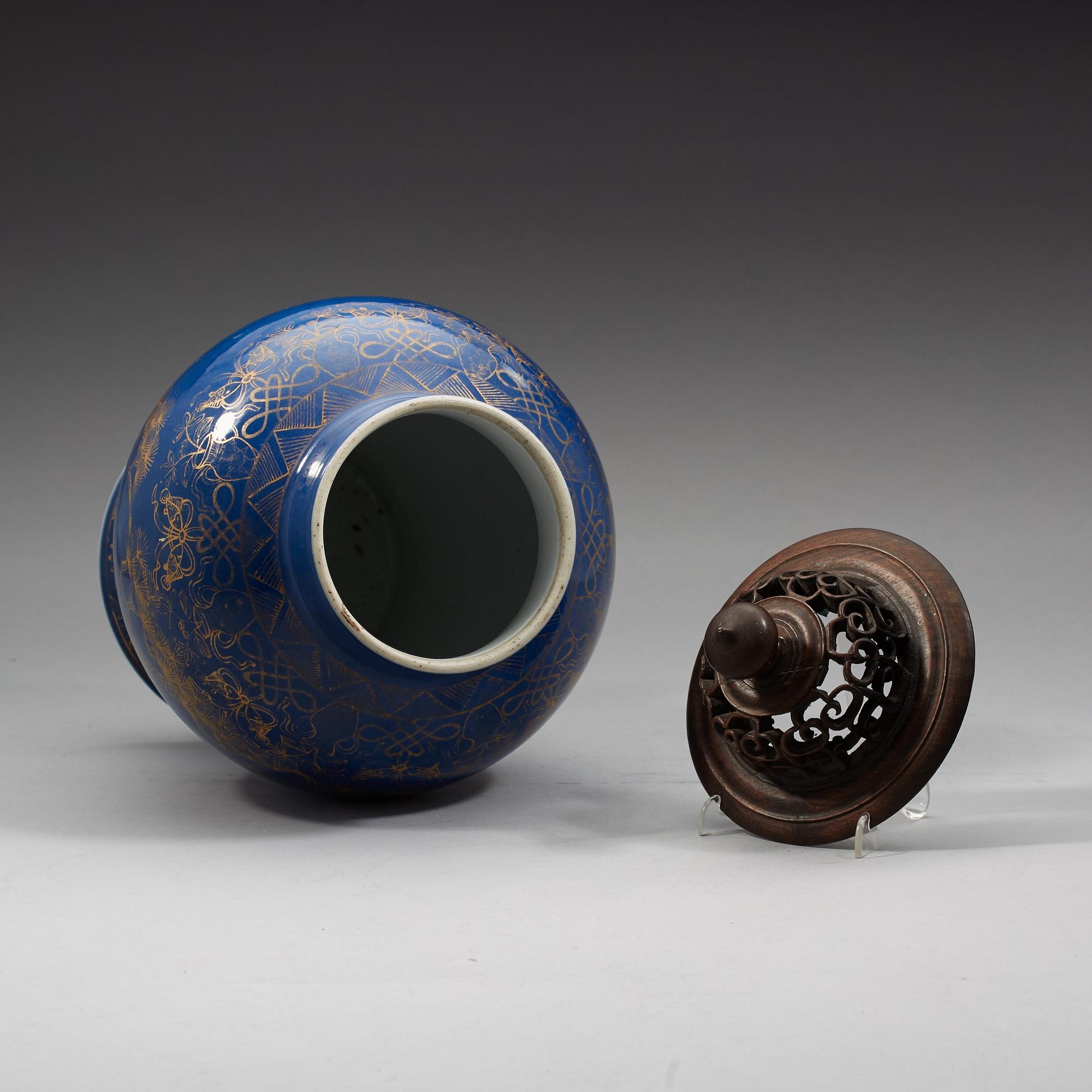 A powderblue vase, late Qing dynasty (1644-1912).