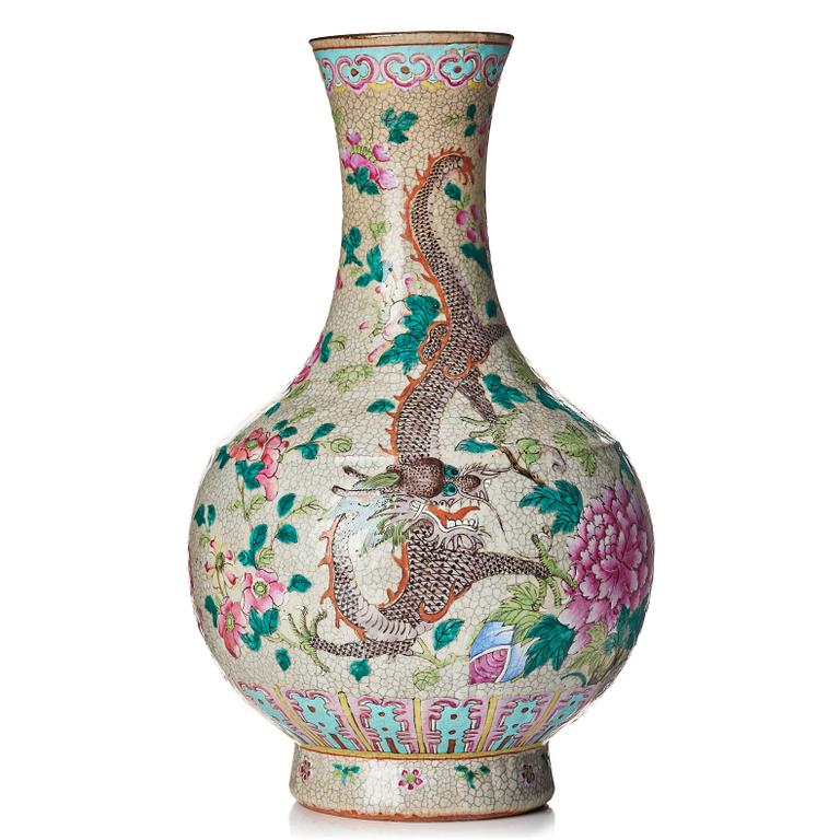 A ge glazed Chinese vase, late Qing dynasty, circa 1900.