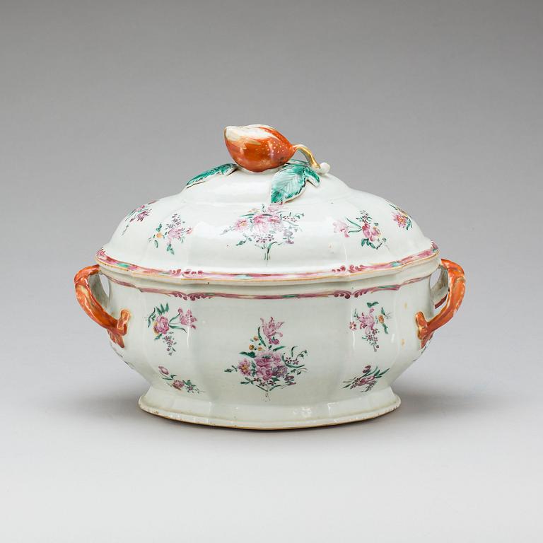 TERRIN MED LOCK, porslin, Kina. Qianlong (1736-95).