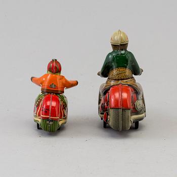 PLÅTLEKSAKER, 2 st, en märkt Schuco, 1940/50-tal.