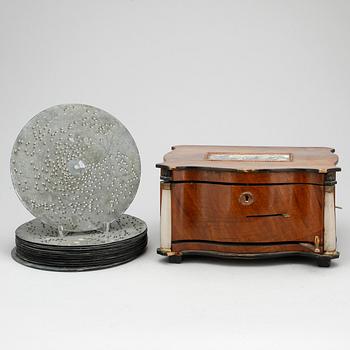 SPELDOSA, med musikplattor, nyrokoko, 1800-talets slut.