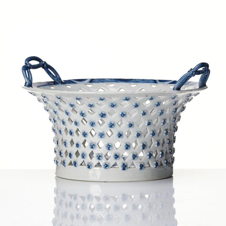 A blue and white Chinese Export chesnut basket with cover, Qing dynastin, Qianlong (1736-95).