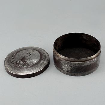 ASK MED LOCK, försilvrad, Trol. Kina, omkring år 1900.