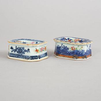 A set of two blue and white and famille rose decorated salts. Qing dynasty, Qianlong (1736-95).