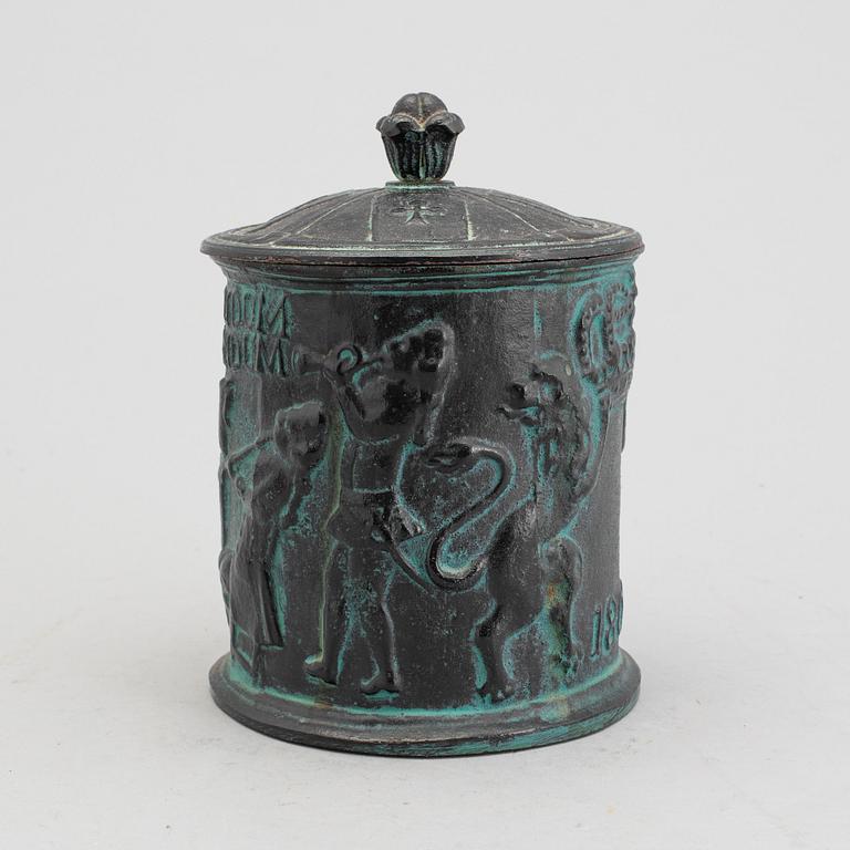 A tobacco jar, 20th century.