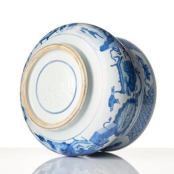 A large blue and white '100 antiques' incense burner, Qing dynasty, Kangxi (1662-1722).