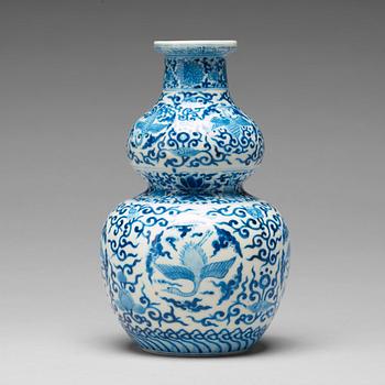 A blue and white double gourd vase, Qing dynasty, Kangxi (1662-1722).