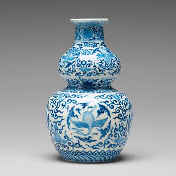 894. VAS, porslin. Qingdynastin, Kangxi (1662-1722).