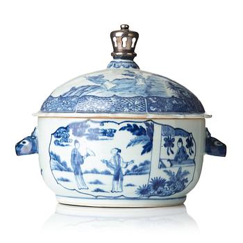 800. A blue and white tureen with cover, Qing dynasty, Qianlong (1736-95).