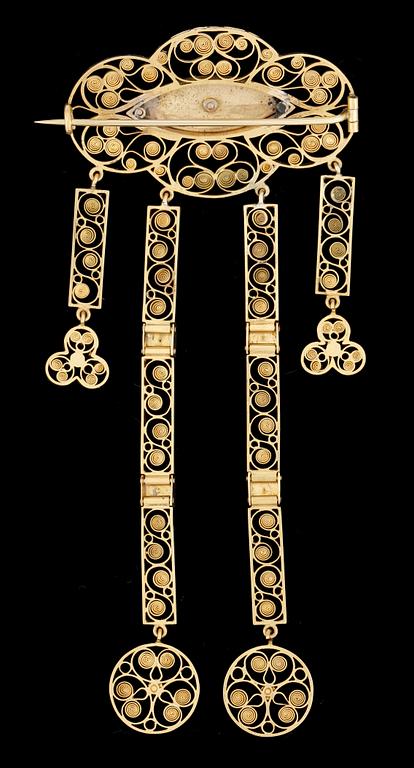 BROSCH, 18k guld med små pärlor och blå emalj. JLF, Stockholm, 1912. Vikt 14g.