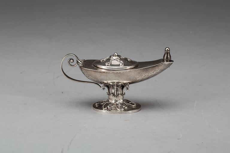 OLJELAMPA, silver, Johan Schurmann, Landskrona, 1919. Total vikt ca 190 g.