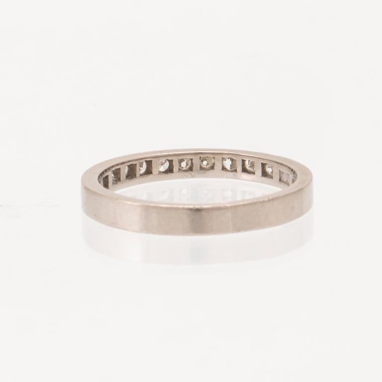 Ring halvallians 18K vitguld med runda enkelslipade diamanter, Stockholm 1957.