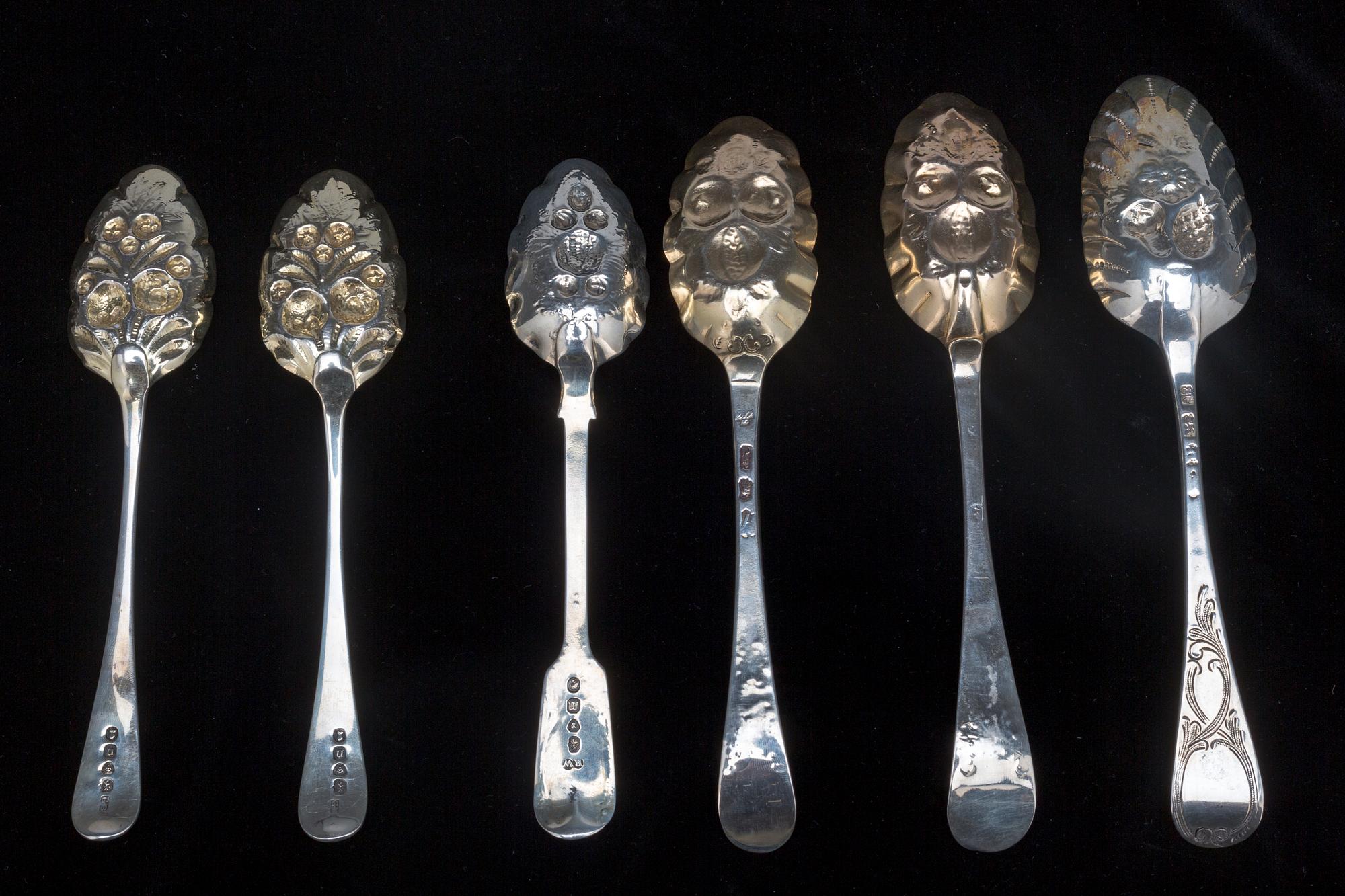 SKEDAR, 14 snarlika. Silver, London div mästare, flertalet 1700-tal. Vikt ca 470 g.