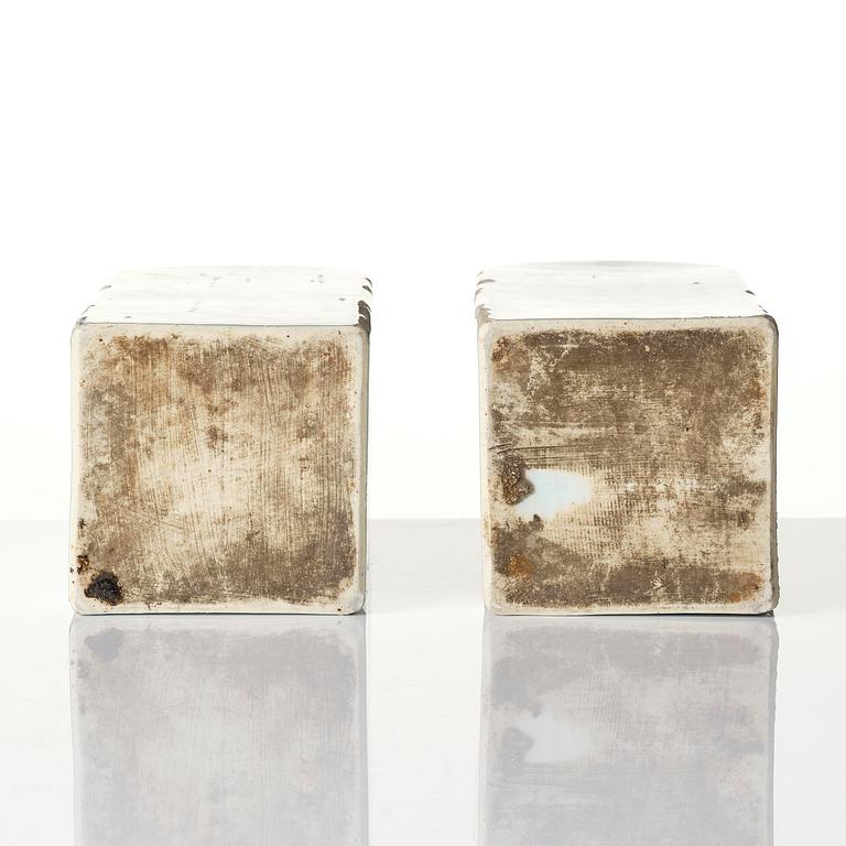 A pair of blue and white bottle flasks, early Qing dynasty, 17th century.